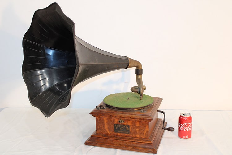 Oak Victor V-11 talking machine. All original finish, label inside. Winds up halfway and then (1 of 6)