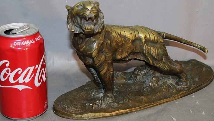 Bronze tiger unsigned attr. To Otto Hoffman (1885-1915). Original patina, some wear, line on tail (1 of 4)