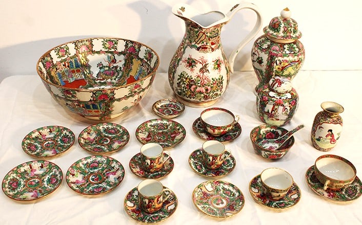 26 pieces of rose medallion. Has large bowl and pitcher, covered vases, etc. Looks good, might have (1 of 6)