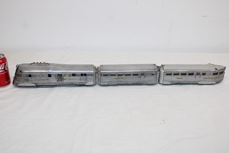 American Flyer Burlington Zephyr 9900 O Guage. Has wear, needs a good cleaning. Private collection (1 of 4)