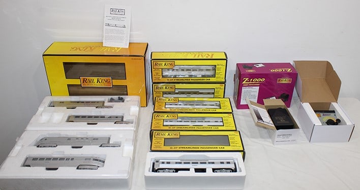 Group of MTH electric trains (1) Burlington Zephyr (never opened). Several reading cars, (2) 1000 (1 of 6)