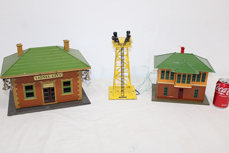 Lionel waiting room, 395 yellow floodlight 437 switch tower all in nice condition. Private (1 of 7)
