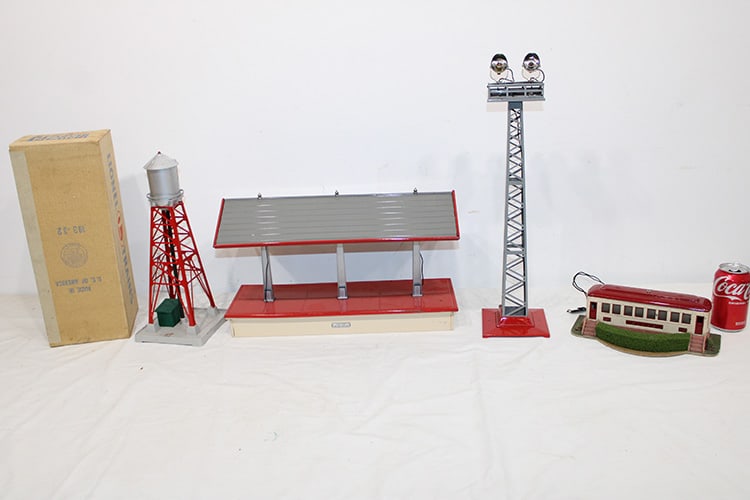 Lionel #193 water tower, #155 freight station, #92 flood light, #442 diner. All real nice, #193 has (1 of 5)