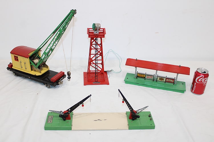 4 nice Lionel accessories including crane #219, beacon #494, station platform #156, crossing gate (1 of 6)
