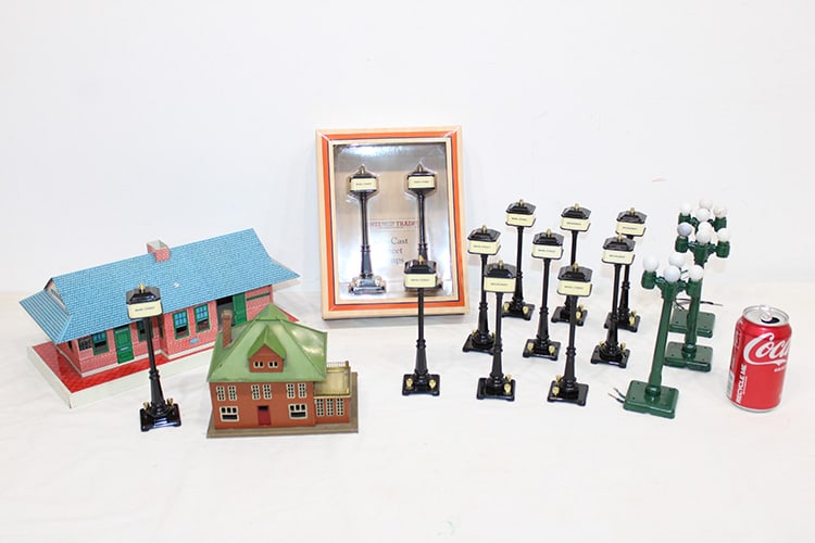 Group of Lionel accessories including 15 street lamps, #191 villa, Middletown train station all in (1 of 7)