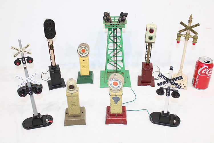 10 Lionel accessories including flood crossing, stop lights, etc. All in good condition. 1 rail (1 of 4)