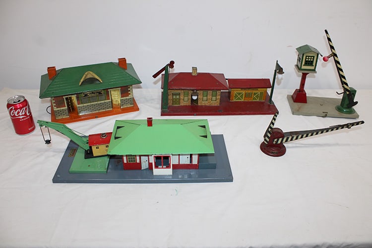 Group of American Flyer building and crossing signals, central station, freight station, etc. Nice (1 of 5)