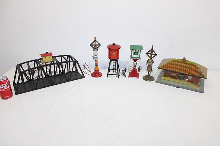 Group of American Flyer accessories in nice condition. Private collection (deceased).: Group of American Flyer accessories in nice condition. Private collection (deceased).