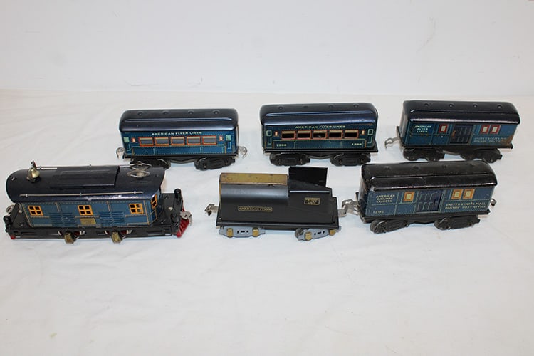 Early tin litho American Flyer set in blue engine #3013. Look good, 1 car bottom is detached. (1 of 5)