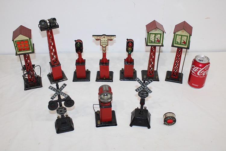 11 Marx train accessories. Lights, crossing signs, etc. Private collection (deceased). (1 of 5)