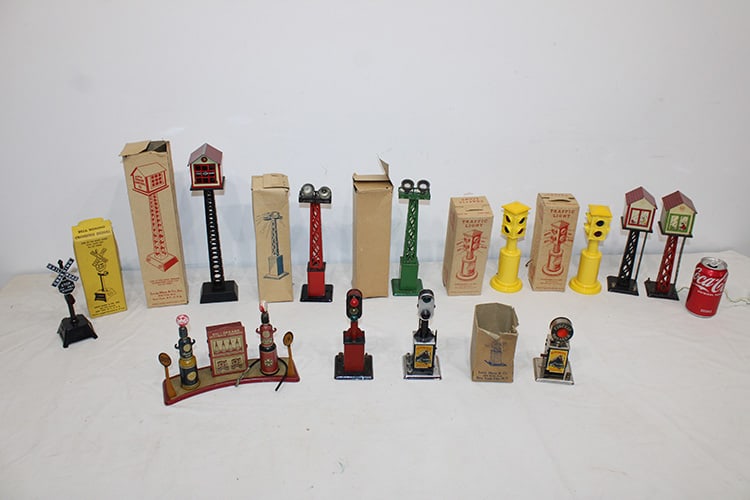 12 antique Marx train accessories, 7 in the original boxes in nice condition. Private collection (1 of 5)