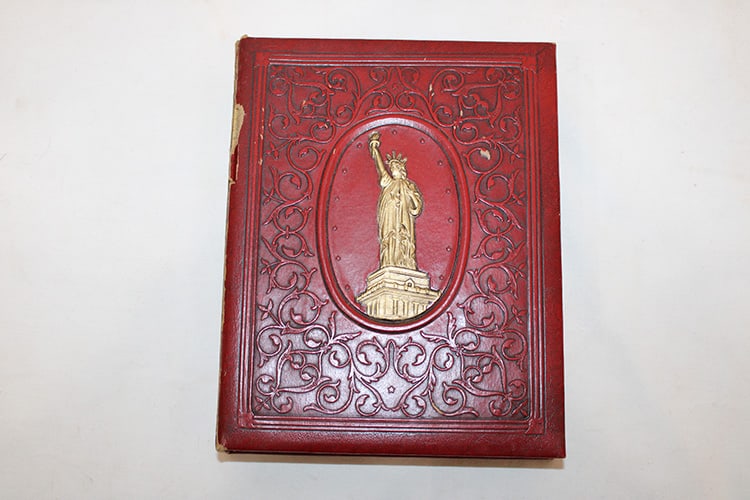 Fabulous Set Of 32 Bronze Presidential Coins: Fabulous set of 32 bronze presidential coins in the original case from Washington to Roosevelt. Case has the Statue of Liberty, says A Coin History Of Our Presidents Liberty Edition.