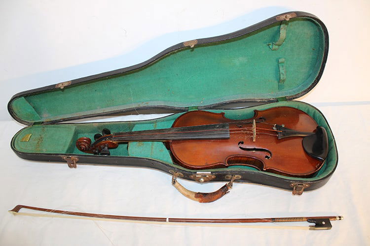 Quality 4/4 Violin, Bow And Case Marked Lyon And Healy Chicago (1 of 13)