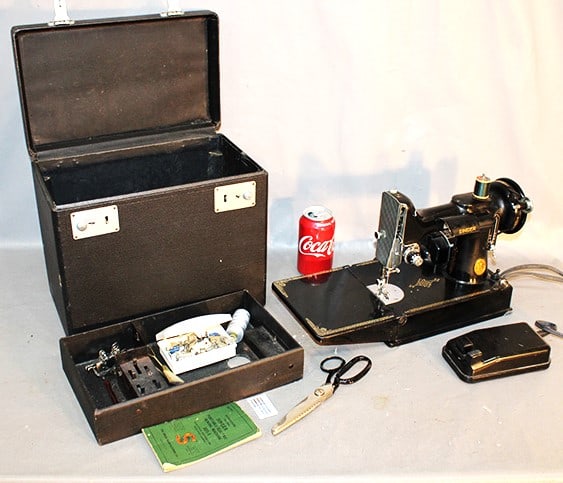Clean Singer Featherweight Sewing Machine (Working) (1 of 4)