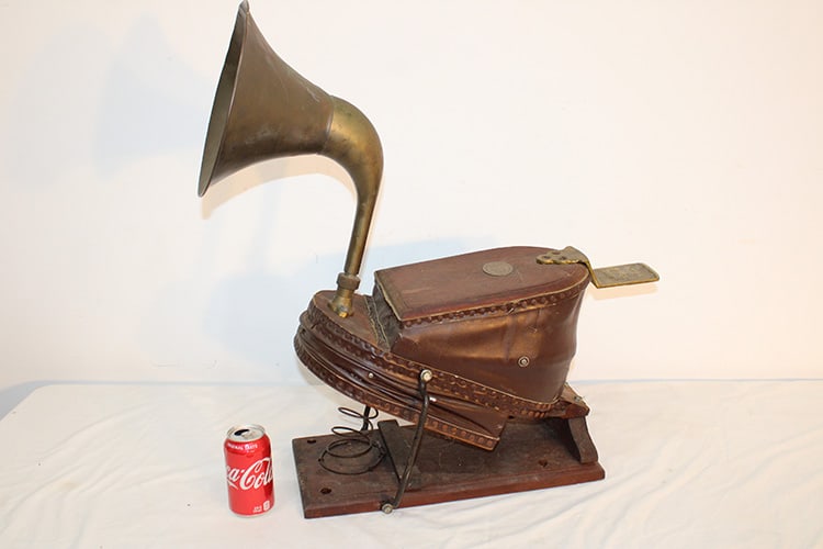 Antique English Firemen's Bellows Signal Horn 1890-1900: Antique English firemen's bellows signal horn 1890-1900. In good working condition, original brass horn by Siebe Gorman & Co. London. 27" wide, 28" tall, 20" deep.