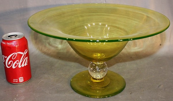 Signed Pairpoint Vaseline 12" Center Piece: Signed Pairpoint Vaseline 12" center piece in nice condition. No chips or cracks. 12" wide, 7" tall.