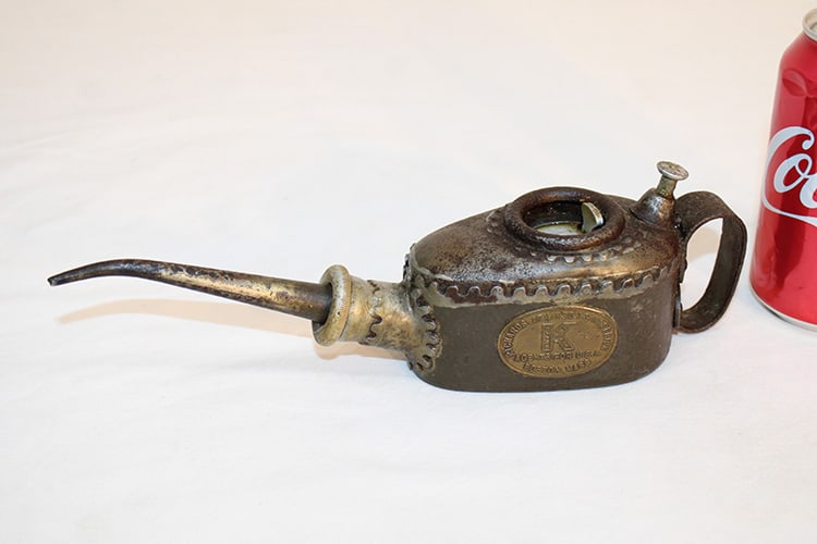 Real Neat Early 1900s Pump Oil Can By Richards Atkinson And Haserick: Real neat early 1900s pump oil can by Richards Atkinson and Haserick. Estate fresh in nice useable condition. 10" long.
