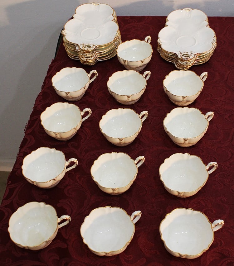 Set Of 13 Cups And Sub-Cup Selfish Porcelain By Crescent China, England: Set of 13 cups and sub-cup Selfish porcelain by Crescent China, England. Looks to be clean and nice.