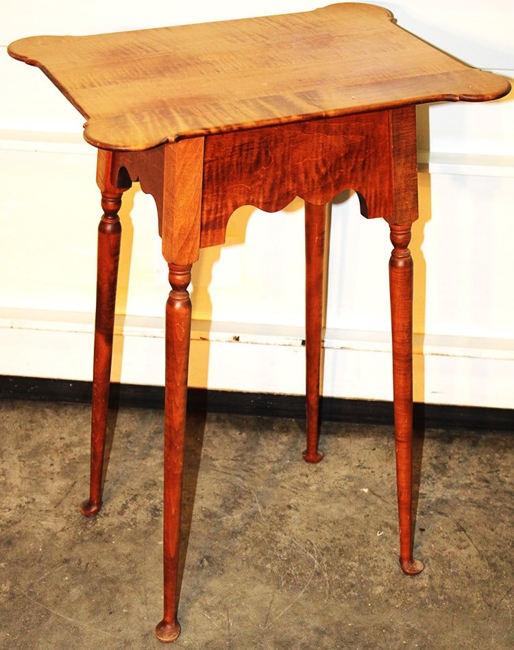 Sweet river bend tiger maple table with shaped top club feet in nice condition in the Queen Anne (1 of 4)