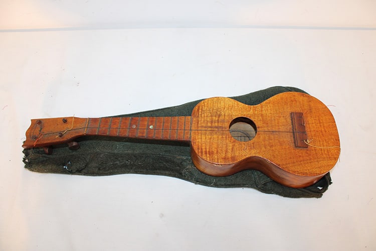 Leonardo Nunes ukulele in good condition. Missing 3 strings, has original soft case (worn). 21" (1 of 6)