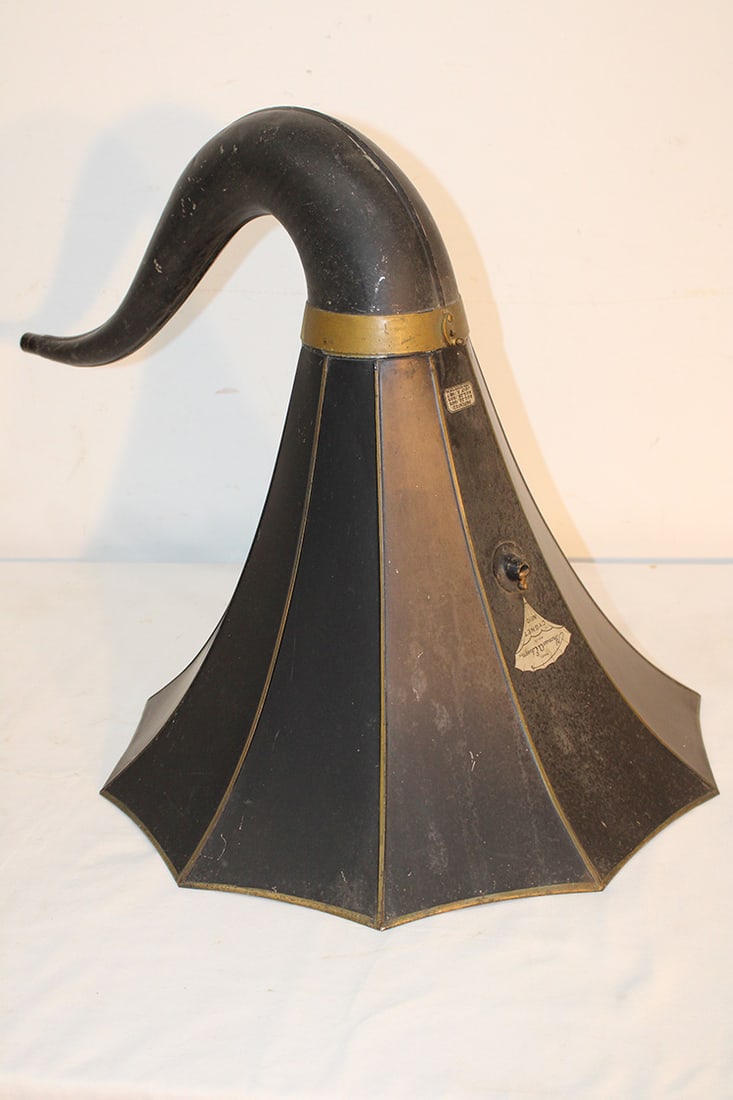 Edison Cygnet #10 horn 1907 in original black. Has all stenciling, in nice condition. (1 of 4)
