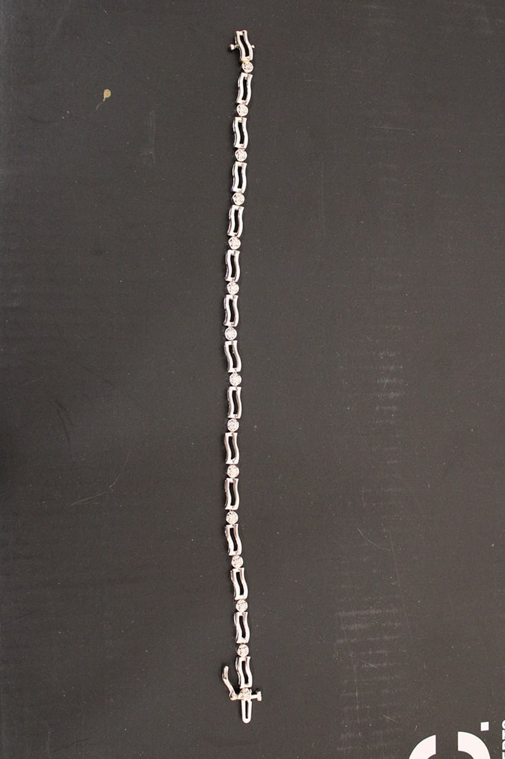 14K White Gold And Diamond Bracelet With 15 Diamonds: 14k white gold and diamond bracelet with 15 diamonds. Estate fresh in nice condition. Appr. 8" long, 4.8 total dwt.