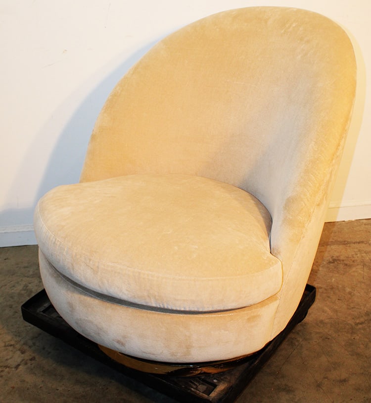 Mid Century Milo Baughman Style Swivel And Tilt Lounge Chair: Mid century Milo Baughman style swivel and tilt lounge chair. Nice clean chair, very comfortable, a tan suede color. Estate fresh.