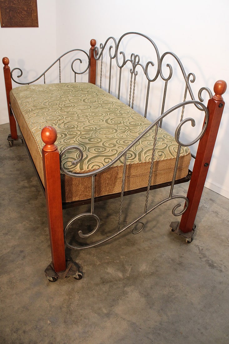 Large Quality Day Bed In New Condition (1 of 4)