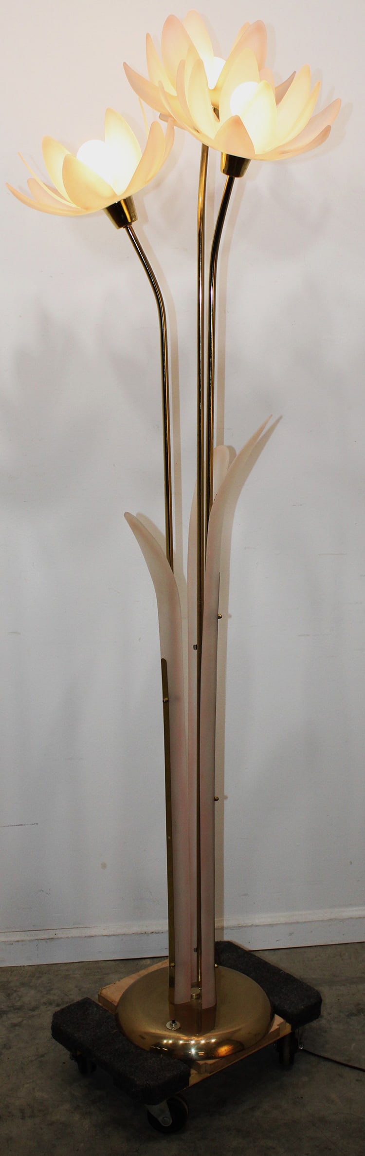 Wonderful Mid Century Modern Floor Lamp With Floral Shades: Wonderful mid century modern floor lamp with floral shades, 3 way switch to light up 1, 2, or 3 flowers. In nice condition.