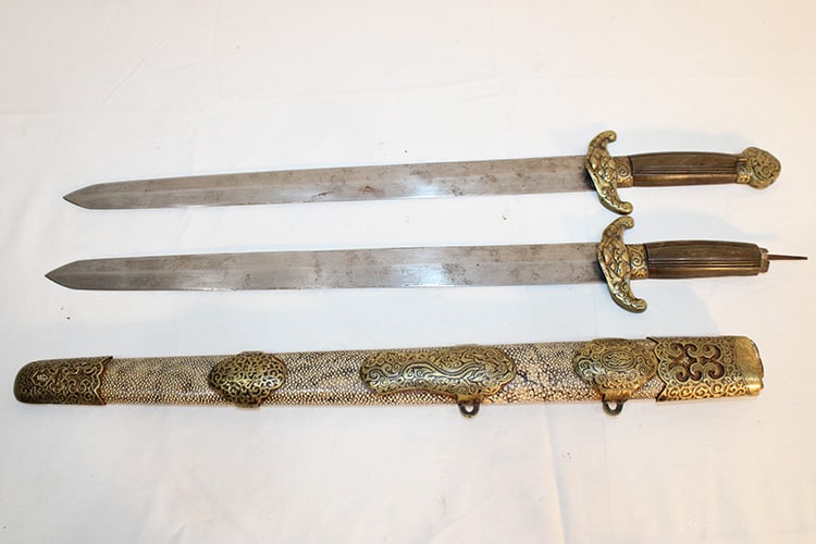 Pair Of Ornate Chinese Short Swords In A Shagreen Case (1 of 9)