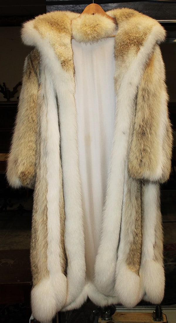 Estate Fresh Fur Coat (Believe To Be Natural Coyote With Shadow Fox Trim) (1 of 8)