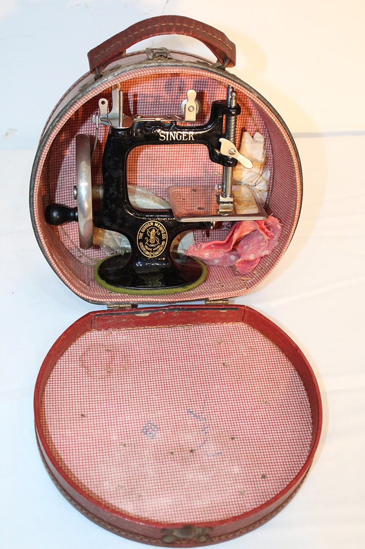Tiny Singer Sewing Machine In The Original Case (1 of 7)