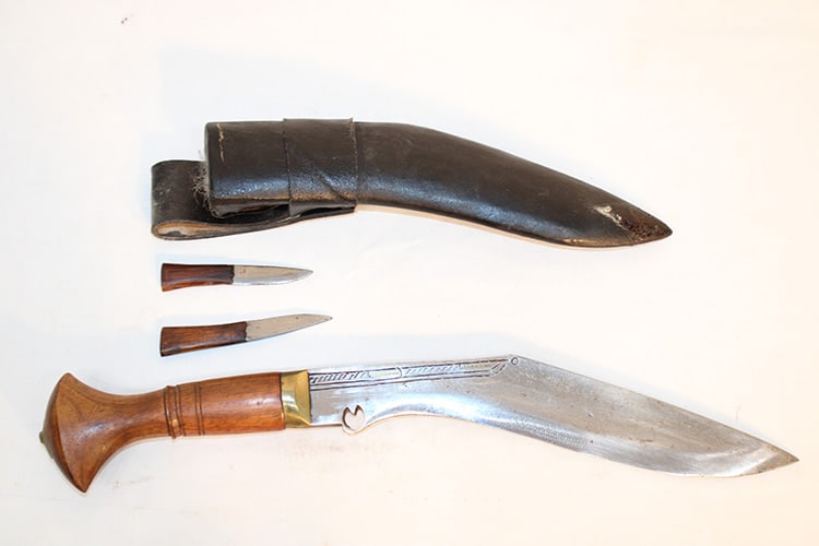 Antique Khukuri Gurka Nepal Knife: Antique khukuri gurka Nepal knife. Has 2 small knives and case. Etched blade. Private collection. Total length is 16".