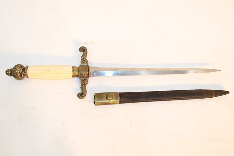 Sweet Midshipmans Naval Dirk With Fluted Bone Grip: Sweet midshipmans Naval Dirk with fluted bone grip. Original scabbard (scabbard missing the tip - see photo). Nice and clean. Private collection. Length is appr. 15".