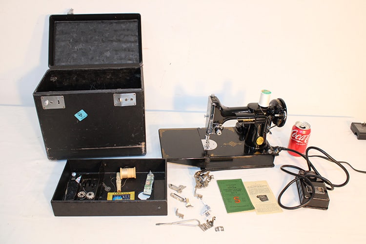 Singer Featherweight Sewing Machine (Working) (1 of 5)