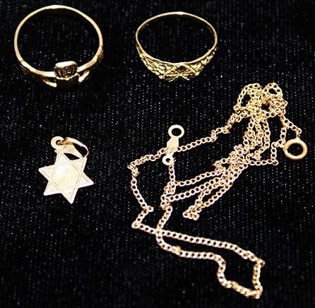 Group of 14k - 3.2 dwt, 2 rings, star and necklace. Tangles but all okay. Estate fresh. Ring sizes (1 of 3)