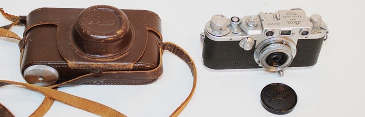 Vintage Leica camera #414380. Has the original Leica case. Estate fresh.: Vintage Leica camera #414380. Has the original Leica case. Estate fresh.
