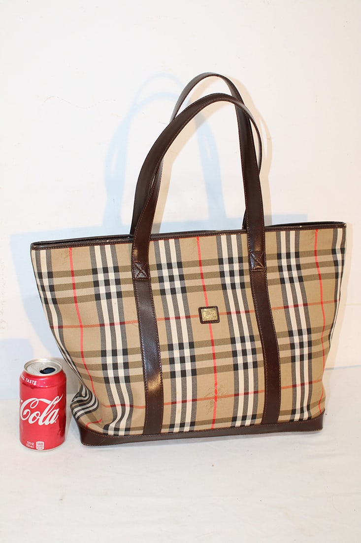 Burberry Haymarket check canvas and leather tote bag. A few rubs on the edges. Leather lined on the: Burberry Haymarket check canvas and leather tote bag. A few rubs on the edges. Leather lined on the inside. Zipper work good. Nice condition, Richmond estate. Appr. 18" across.