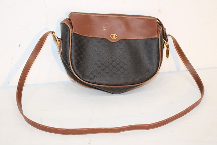 Gucci black and tan leather convertible crossbody bag. Has little wear mark on the front where: Gucci black and tan leather convertible crossbody bag. Has little wear mark on the front where someone had a sticker (see photo). Richmond estate. Appr. 12" across