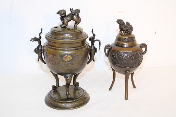 2 nice antique bronze Japanese incense burners. Nice patina , both with foo dog finial on top.: 2 nice antique bronze Japanese incense burners. Nice patina , both with foo dog finial on top. Estate fresh. The foo dog comes off the larger one. Missing 1 small leaf. Appr. 8" tall.