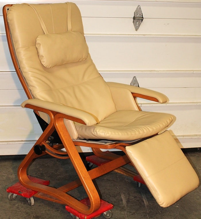 Exceptional Nepsco back saver leather recliner. "Zero gravity" recliner Off white leather (all clean (1 of 5)