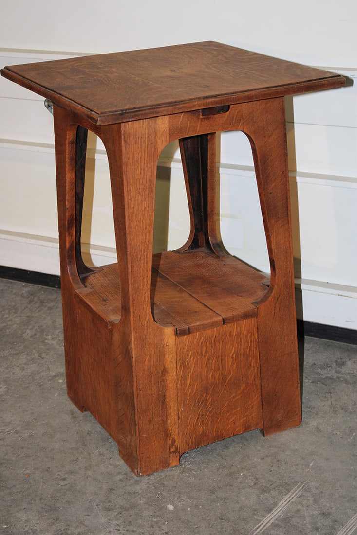 Arts and crafts mission oak limbert style pagoda table. All quarter sawn oak, arch cut out sides (1 of 4)