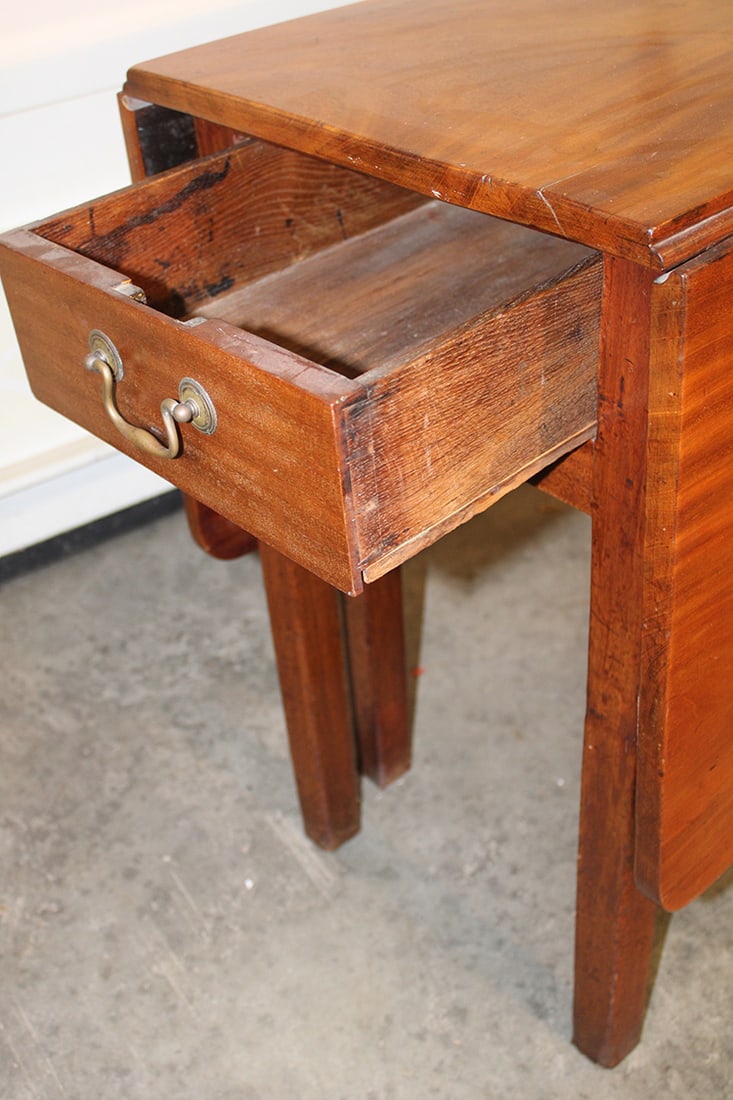 Sweet 33" period swing leg drop leaf table. Has 1 board top and (2) 17" leaves, (2) finely - 3