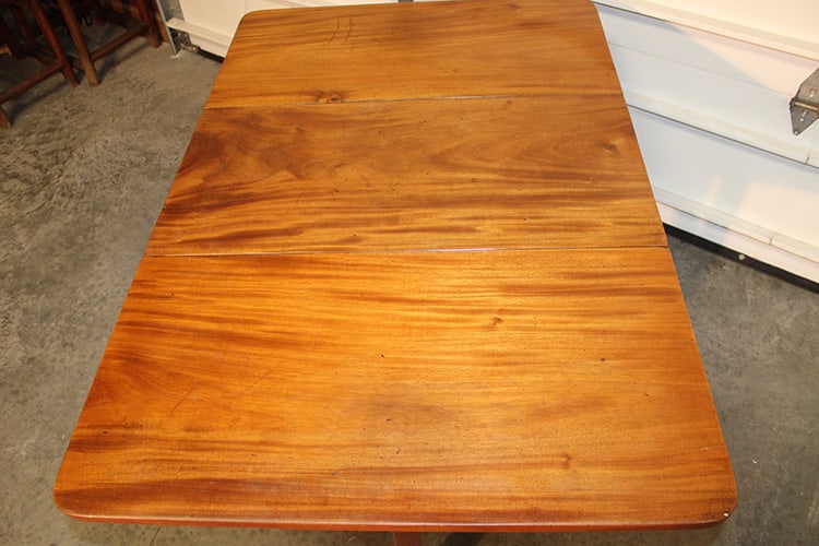 Sweet 33" period swing leg drop leaf table. Has 1 board top and (2) 17" leaves, (2) finely - 4