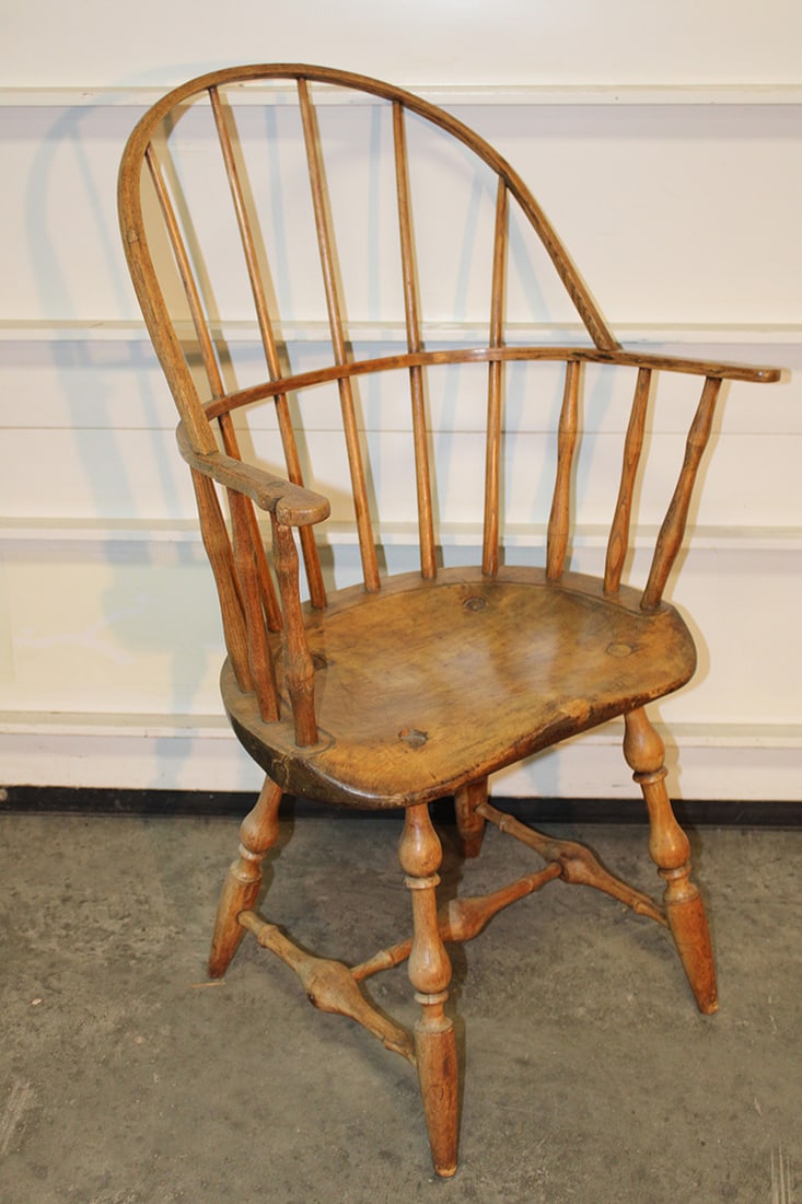 Period hoop back Windsor arm chair. Saddle seat, large turned legs and stretcher. 1 foot ended out: Period hoop back Windsor arm chair. Saddle seat, large turned legs and stretcher. 1 foot ended out (see photo). Stockbridge estate. 25" wide, 39" tall, 16" deep.