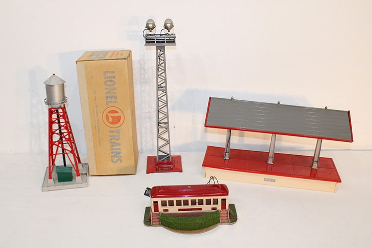 4 nice large Lionel train accessories including #193 water tower (with box), 155 freight station, 92 (1 of 7)
