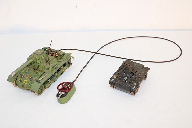 2 antique German tin tanks includes Gescha 65-6F and a Gama #70. Both estate attic finds. Not tested (1 of 5)