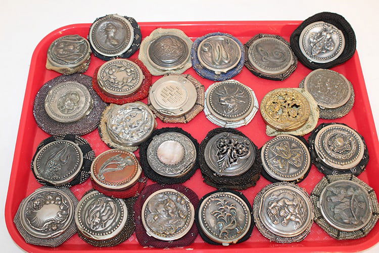 25 fabulous Victorian coin purses. All are beaded except 1, some having nouveau ladies head, stags,: 25 fabulous Victorian coin purses. All are beaded except 1, some having nouveau ladies head, stags, dog, etc. 1 has a replaced top. All estate fresh. The end of the collection.