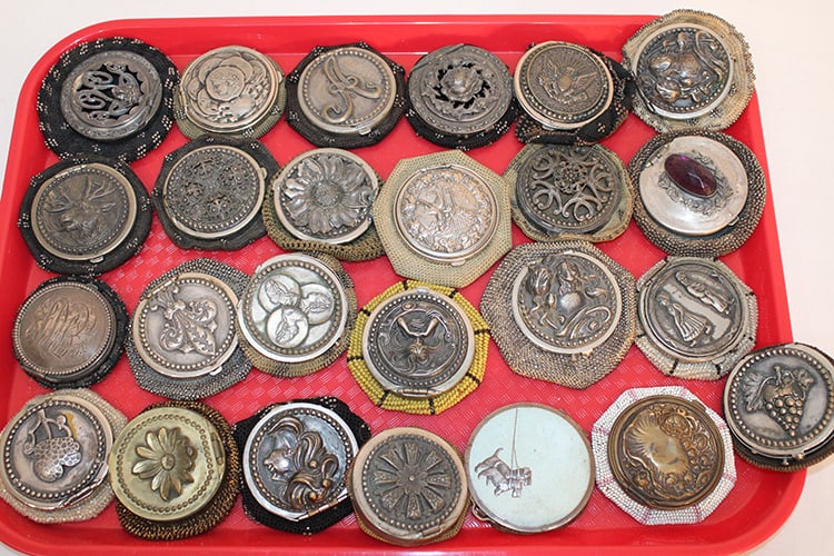 25 fabulous Victorian coin purses. All are beaded except 1, some having eagles, nouveau head, dogs,: 25 fabulous Victorian coin purses. All are beaded except 1, some having eagles, nouveau head, dogs, elks, grapes etc. All estate fresh. The end of the collection.