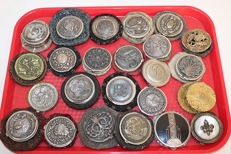 25 fabulous Victorian coin purses. All are beaded except 1 missing the back. 1 has a replaced top,: 25 fabulous Victorian coin purses. All are beaded except 1 missing the back. 1 has a replaced top, all others are good. All estate fresh. The end of the collection.